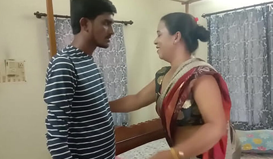 Majdur Ki Chudai - घर में मजदूरी करने आई भाभी को अकेले में ले जाकर पेला