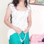 Padosan Ki Chudai - घर बुलाकर चुदवाने लगी मीनाक्षी भाभी