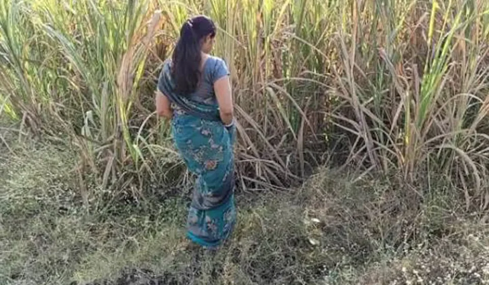 Gaon Ki Bhabhi Ki Chudai - खेत में ले जाकर चुदवाने लगी अन्नू भाभी